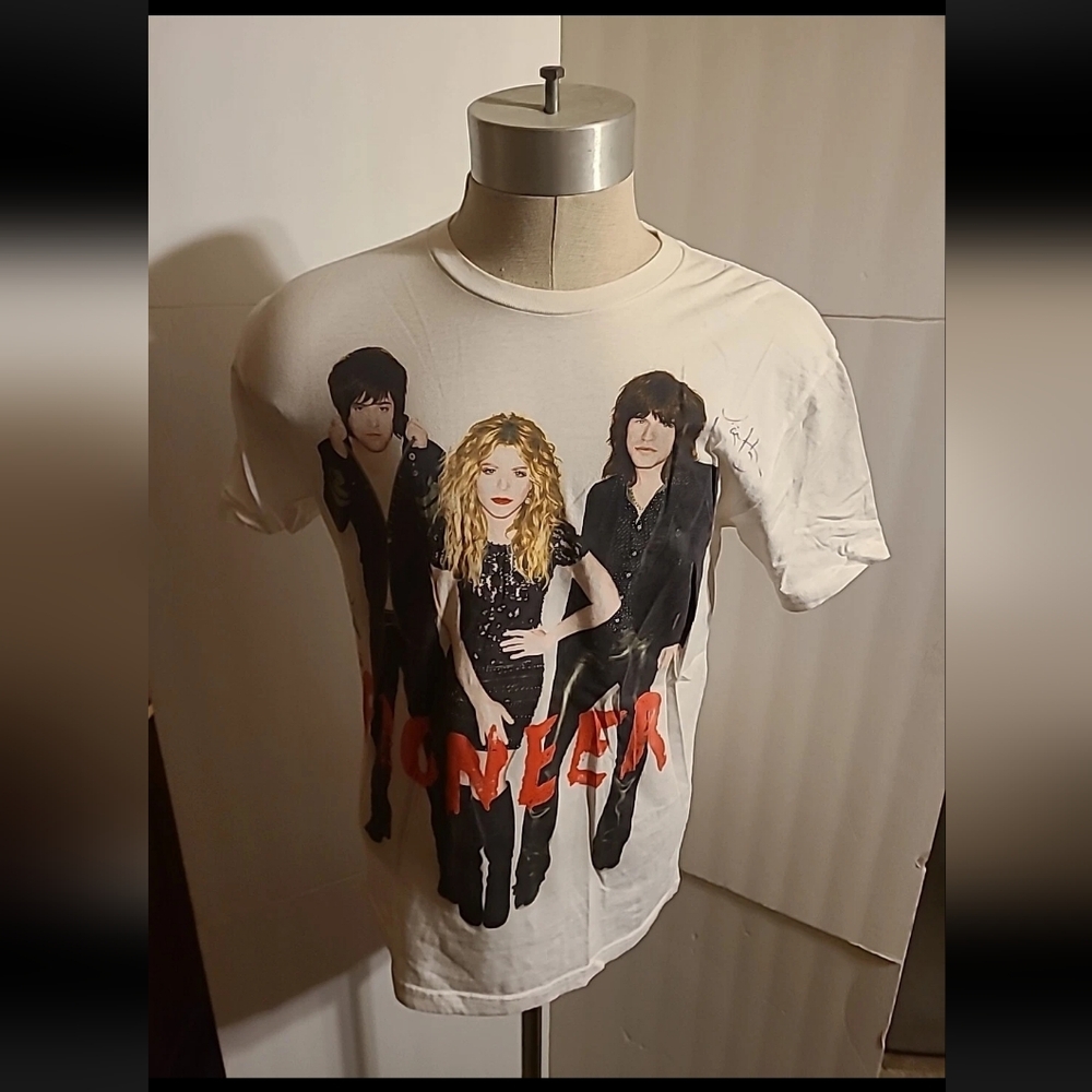 2014 BAND PERRY M SHIRT AUTOGRAPHED PIONEER TOUR CONCERT COUNTRY MODERN GUITAR